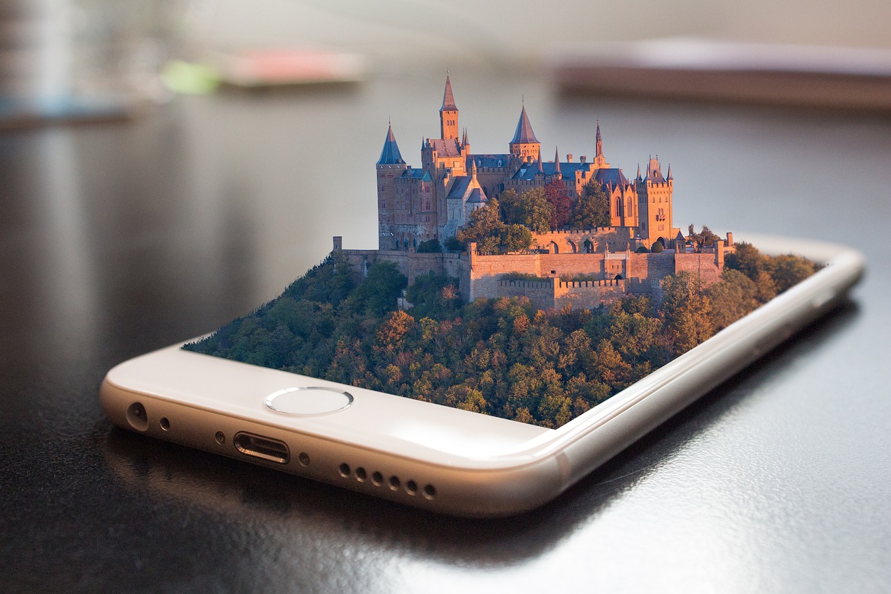 Tuinontwerp bekijken op tablet met augmented reality.