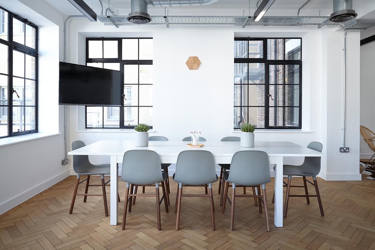 Oude kast omgetoverd tot moderne opbergeenheid.